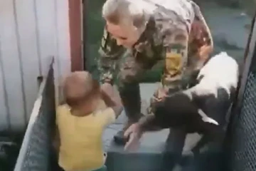 போரிட்டு வீடு திரும்பிய தாயைக் கண்ட குழந்தையின் நெகிழ்ச்சி வீடியோ!