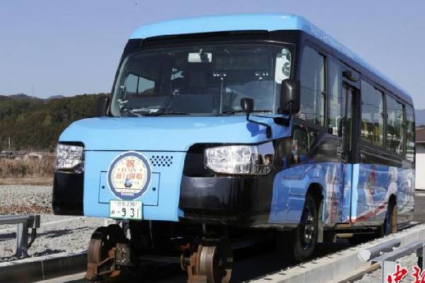 உலகின் முதல் DMV வாகனம்: 15 விநாடிகளில் ரயிலாக மாறும் பேருந்து! | The World S First Dual Mode Vehicle In Japan