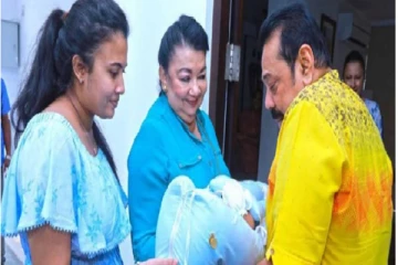 அமைச்சர் நாமலின் மனைவி குடும்பத்துடன் நாட்டில் இருந்து வெளியேறியுள்ளார்