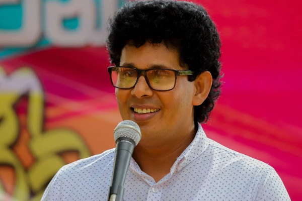 நாமல் ராஜபக்ஷ வீடு வீடாக ஏறி இறங்கினாலும் தேர்தல் வெற்றிக்கு வாய்ப்பில்லை | Namal Rajapaksa Will Not Win Goes Door To Door