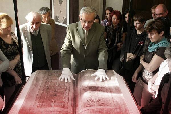 உலகை உலுக்கும் எப்ஸ்டீன் பைல்ஸ் vs டெவில்ஸ் பைபிள்: சாத்தான் தன் கைப்பட எழுதிய புத்தகம்! | What S Codex Gigas A Book Written By Satan Himself