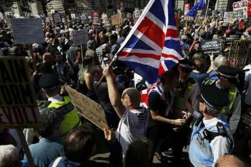 வீடு வீடாக சென்று கலவரக்காரர்களை கைது செய்யும் பிரித்தானிய பொலிஸார்