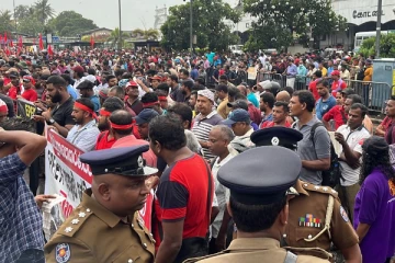 கொழும்பில் பதற்றம் - காவல்துறையுடன் மோதிக்கொண்ட போராட்டக்காரர்கள் (காணொளி)