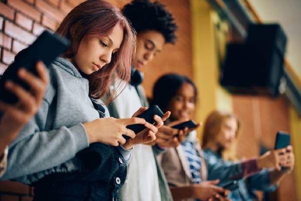 அவுஸ்திரேலியாவை அடுத்து... சிறுவர்களுக்கு சமூக ஊடகத் தடை விதிக்கும் ஆசிய நாடு | Malaysia Ban Social Media For அவுஸ்திரேலியாவை அடுத்து... சிறுவர்களுக்கு சமூக ஊடகத் தடை விதிக்கும் ஆசிய நாடு | Malaysia Ban Social Media For