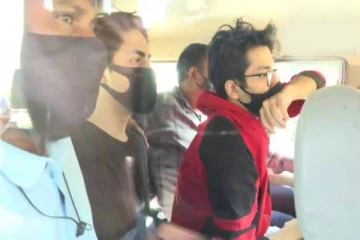 விசாரணைக்கு பின் அதிரடியாக கைது செய்யப்பட்ட ஷாருக்கான் மகன்! சிக்கியது எப்படி?