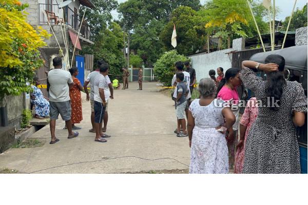 තියුණු ආයුධයකින් පහර දී පුද්ගලයෙක් ඝාතනය කෙරේ  | A Person Was Attacked And Killed
