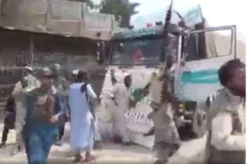 பாகிஸ்தான் கொடியுடன் ஆப்கானிஸ்தானுக்குள் நுழைந்த லொறிகளுக்கு நேர்ந்த கதி.. தலிபான் வெறிச்செயல்!  வைரலாகும் வீடியோ