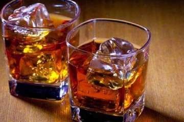 தனிமைப்படுத்தப்பட்ட மதுபானசாலை மீண்டும் திறப்பு; அதிகாரிகள் விசனம்