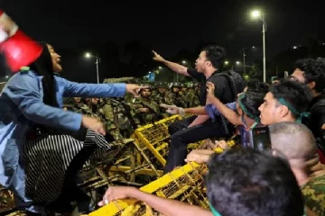 பங்களாதேஷில் மீண்டும் பதற்றம் ; ஜனாதிபதியைப் பதவி விலகக்கோரி மாணவர்கள் போராட்டம்