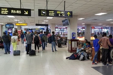 கட்டுநாயக்காவில் அதிகாலைவேளை வந்திறங்கிய பெண்கள் கைது