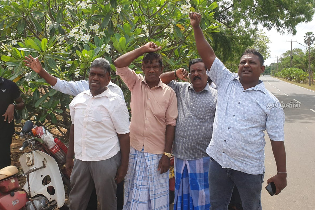 யாழில் பாதுகாப்பு வலய காணிகளை விடுவிக்க வேண்டும் எனக் கோரி போராட்டம் | Protest In Jaffna