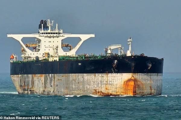 வெனிசுலாவில் இருந்து தப்பிய எண்ணெய் கப்பல்கள்: வேட்டையாடத் தொடங்கிய அமெரிக்க கடற்படை | Us Navy Chasing Oil Tankers