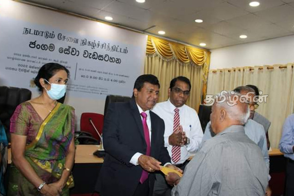 நடமாடும் சேவையை குழப்பும் வகையில் செயற்பட்டதாக கஜேந்திரன் மீது குற்றச்சாட்டு | Today Jaffna Tamil People Protets