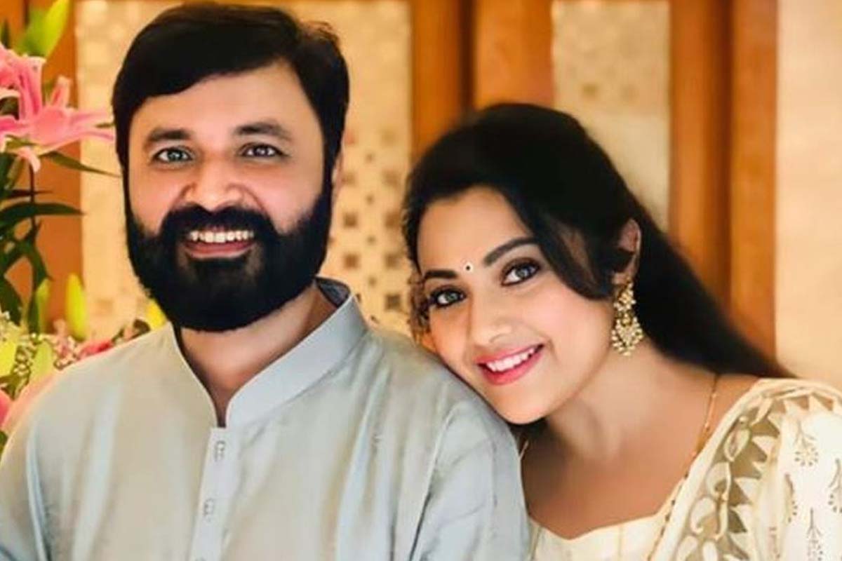 49 வயதில் தங்கமாக மின்னும் மீனா... உங்களுக்கு வயதே ஆகாதா? என கேள்வி எழுப்பும் ரசிகர்கள் | Actress Meena Is Still Young Even In 49 Years