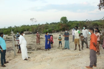 தமிழர் பகுதியில் செல்வந்தர்களுக்கு பகிர்ந்தளிக்கப்படும் காணிகள்