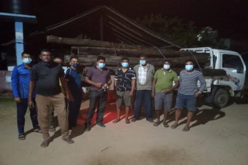 சட்டவிரோதமான முறையில் பதுக்கி வைக்கப்பட்டிருந்த ஒரு தொகை தேக்கு மரக்குற்றிகள் மீட்பு