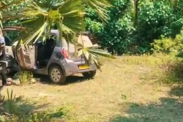 யாழில் இரத்தகறைகளுடன் மீட்கப்பட்ட வாகனம்; காணி ஒன்றில் கண்டு பிடிப்பு