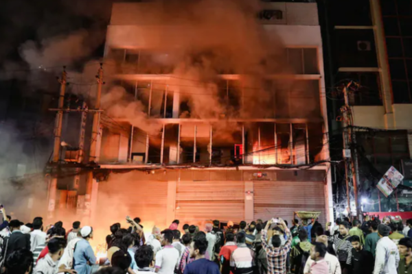 இந்தியாவை உடைப்போம் என கோஷம்; மீண்டும் வெடித்த வன்முறை - வங்கதேசத்தில் நடப்பது என்ன? | What Is Going On In Bangladesh Anti India Protest