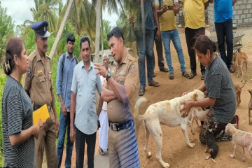 வவுனியாவில் மக்கள் குடிமனைக்குள் நாய்களுக்கான காப்பகம் அமைக்கும் பெண் : கிராம மக்கள் கடும் எதிர்ப்பு