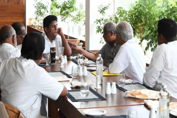 சூடுபிடிக்கும் கொழும்பு அரசியல்! திடீரென இரகசிய பேச்சுவார்த்தையில் ஈடுபட்டுள்ள முக்கிய தலைவர்கள்