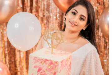 අලුත බැන්ද ජනප්රිය සුරූපී නිලි ශේෂාද්රි ප්රියසාද් ඇයගේ උපන්දිනය ජයටම සැමරුවේ මෙහෙමයි (VIDEO)