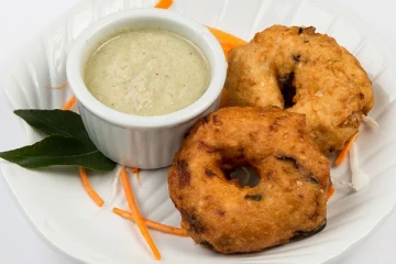 ලොක්කොයි පොඩ්ඩොයි ඔක්කොම එකතු වෙලා හවස තේ වෙලාවට හදන්න මෙන්න රසම රස උළුදු වඩේ...