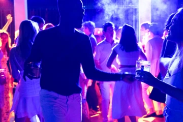 Facebook සාදයකට ගිය 30ක් කරපු අමුතු වැඩකින් මාට්ටු වුණු හැටි මෙන්න.