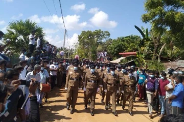 துப்பாக்கி சூட்டில் உயிரிழந்த நவீனனின் பூதவுடல் பொதுமக்களின் கண்ணிருடன் நல்லடக்கம்!