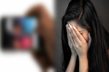 மனைவி பிரிந்ததால் ஆத்திரம் - அந்தரங்க படங்களை உறவினர்களுக்கு அனுப்பிய கணவர்