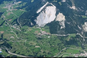 சுவிஸ் கிராமம் ஒன்றில் வாழும் மக்கள் உடனடியாக வீடுகளை காலிசெய்ய உத்தரவு