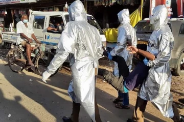 முகக்கவசம் அணியாதவர்களை தொட்டுத் தூக்குவதால் தொற்று ஏற்படலாம் - மக்கள் விசனம்