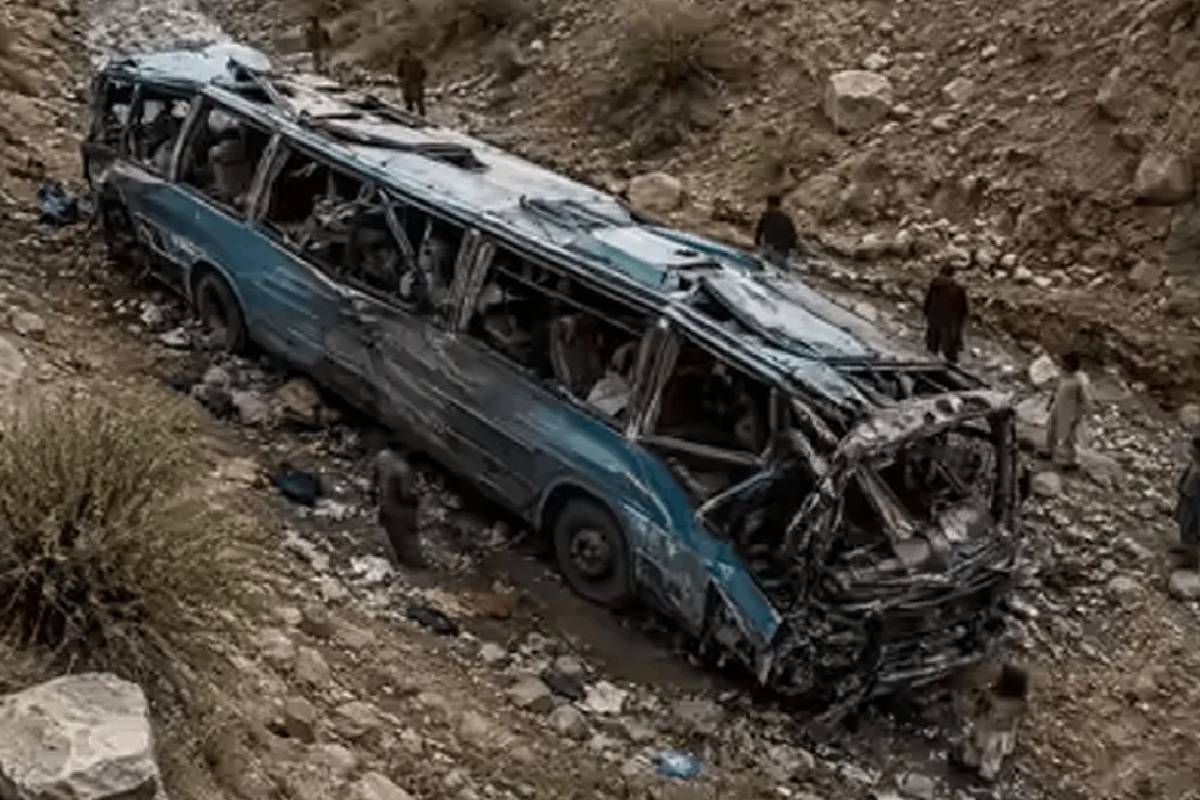பாகிஸ்தானில் இடம்பெற்ற கோர பேருந்து விபத்து ; 40 பேர் உயிரிழப்பு | 40 Killed In Bus Accident In Pakistan