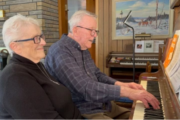 90 வயதில் பியானோ வாசித்து அசத்தும் முதியவர்; குவியும் பாராட்டுகள்