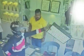 பட்டப்பகலில் நகைக்கடையில் துணிகர கொள்ளை; பரபரப்பை ஏற்படுத்திய சம்பவம்!