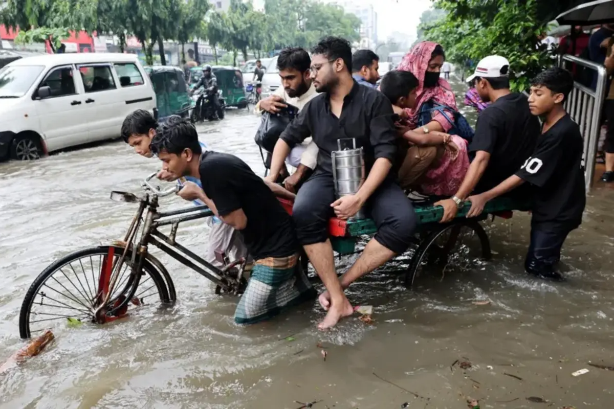 பங்களாதேஷில் சீரற்ற காலநிலையினால் 51 பேர் உயிரிழப்பு | Heavy Rains And Flash Floods In Bangladesh