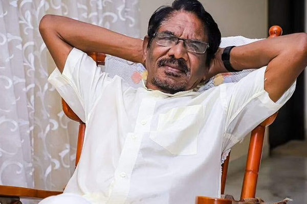 மருத்துவமனையில் பாரதிராஜாவை பாட்டால் தேற்றிய வைரமுத்து! (Video) | Vairamuthu Sang Bharathiraja Hospital