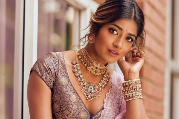 போலீஸ் அதிகாரி கார் மீது தாக்குதல்: விஷால் பட நடிகை மீது வழக்கு