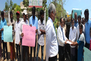 சட்ட விரோத தொழிலாளருக்கு பொலிஸார் உடந்தை : முல்லைத்தீவில் போராட்டம் (Video)