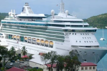 இலங்கை துறைமுகத்திற்கு முதல் முறையாக உல்லாசக் பயணிகள் கப்பல்!