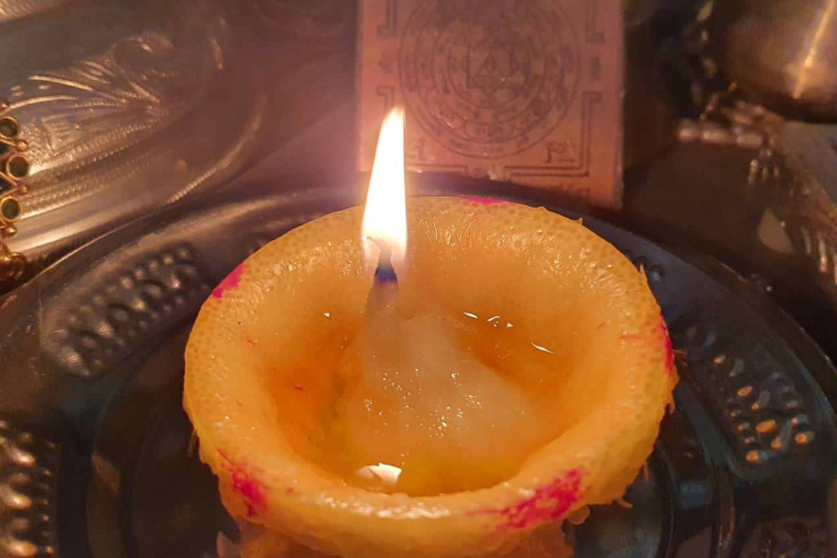 யாரெல்லாம் எலுமிச்சை பழ தீபம் ஏற்றலாம்? ஏற்றக்கூடாது? முழு விவரங்கள் இதோ | Benefits Of Lighting Lemon Diya On Temple யாரெல்லாம் எலுமிச்சை பழ தீபம் ஏற்றலாம்? ஏற்றக்கூடாது? முழு விவரங்கள் இதோ | Benefits Of Lighting Lemon Diya On Temple