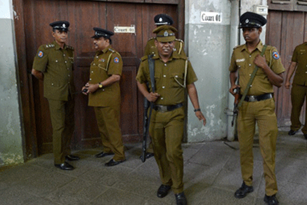 காவல்துறை உத்தியோகத்தரின் கையை கடித்த பெண் கைது | A Woman Who Bit The Hand Of Police Officer
