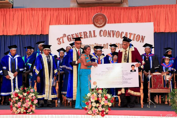 விபத்தில் உயிரிழந்த மாணவர்; யாழ் பல்கலையில் மகனின் பட்டத்தை கண்ணீருடன் வாங்கிய தாய்! | Mother Bought Her Son S Degree Jaffna University