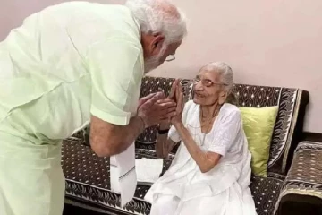 தாயின் உடலை சுமந்து சென்ற பிரதமர்