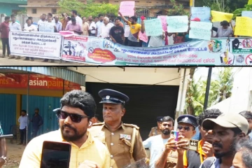 சவப் பெட்டி தூக்கி மதுபான சாலைக்கு எதிராக அம்பாறையில் ஆர்ப்பாட்டம்