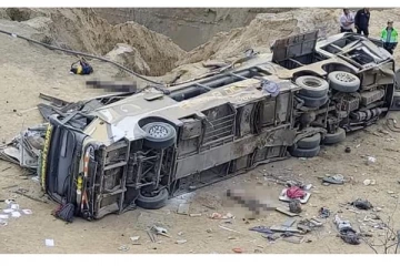 மலை பகுதியில் பல அடி உயரத்தில் இருந்து கீழே விழுந்து நொருங்கிய பேருந்து - உடல் நசுங்கி 24 பேர் பலி!