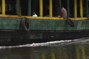 බෝට්ටුවක් පෙරලී යාමෙන් 17ක් ජිවිතක්ෂයට..