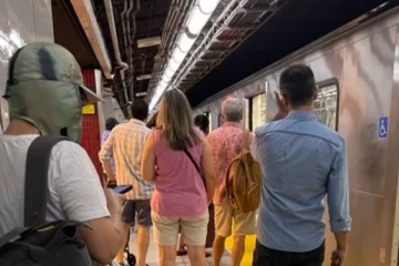 கனடாவில் பட்டப்பகலில் ஓடும் ரயிலில் சண்டையிட்ட பயணிகள்: ஒருவருக்கு கத்திக் குத்து