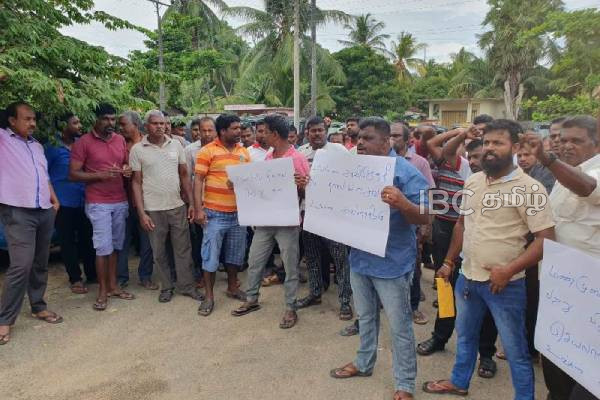 களுவாஞ்சிகுடி முச்சக்கர வண்டி சாரதிகள் ஆர்ப்பாட்டம்: காவல்துறையால் தீர்வு!(படங்கள்) | Kaluwanchigudi Auto Drivers Protest