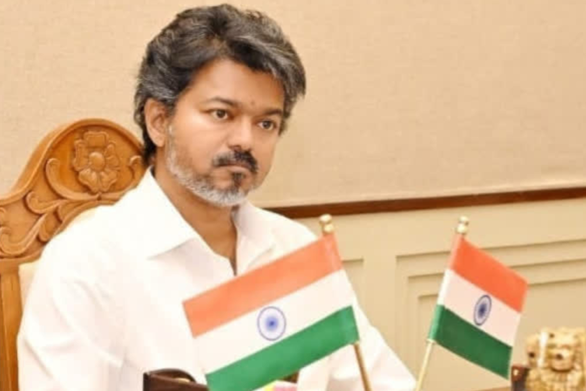 இந்த போட்டோவில் இருக்கும் பையன் யார் தெரியுமா? இன்று மிகப்பெரிய உச்சத்தில் இருக்கிறார்.. | Cm Vijay Childhood Photo