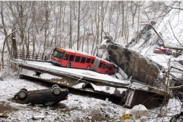 அமெரிக்காவில் பாலம் இடிந்து விழுந்ததில் 10 பேர் காயம்! ஜனாதிபதி ஜோ பைடன் ஆய்வு.